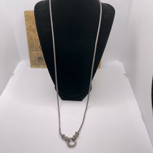 💥💫💫⛓Ornate silver 28inch necklace w/unusual very interesting clasp